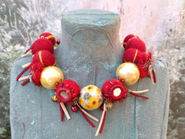 Rood en gele vilten ketting