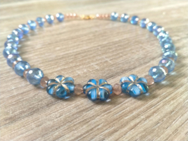 Hemelsblauwe glaskralen bloemen ketting