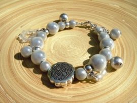 Grijs en roomwitte armband met miracle beads of 3D kralen