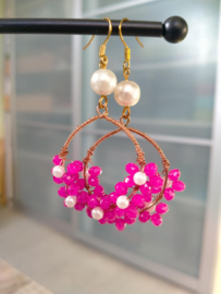 Fuchsia oorbellen met facet geslepen rondellen en witte parels
