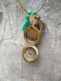 Goudkleurig/turquoise ketting met bronskleurig filigraan medaillon