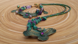 Turquoise, groen en paarse armband met adelaar tussenzetsel