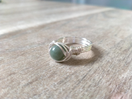 Zilveren copper wire ring met zachtgroene half edelsteen kraal