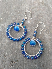 Donkerblauwe copper wire oorbellen