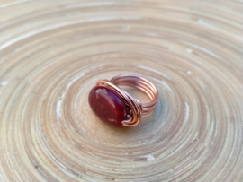 Wire ring in bruin en roségoud. Ringmaat 19