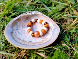 Grove rocailles ring op elastiek in najaarstinten