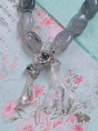 Korte grijze ketting met boeislot