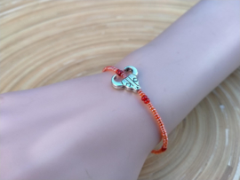 Skull armbandje zalm met zilverkleurig slotje