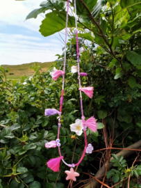 Roze Ibiza veertjes ketting van rocailles en miyuki kralen