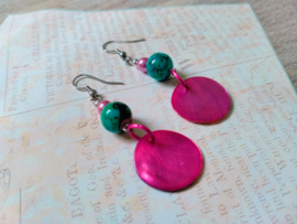 Fuchsia en turquoise oorbellen met platte schelpkralen