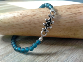 Blauwe heren glaskralen armband met Tibetaanse connector
