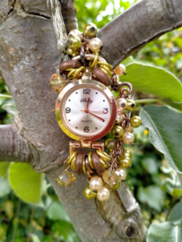 Horloge met champagne- en olijfgroene glaspareltjes