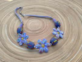 Korte lila bloemketting met keramiek kralen