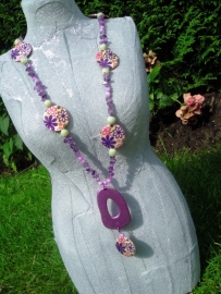 Ketting met bloemen-schelpkralen