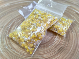 Gele rocailles/borduurkralen en bugles mix van 2, 3 en 4 mm 20 gram