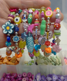 Armbandjes in verschillende kleuren en materialen op elastiek