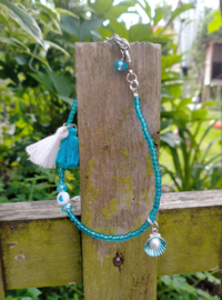 Blauw enkelbandje met schelpje, katoenen kwastjes en hartkraaltje