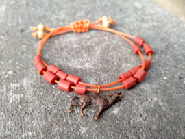 Tomatenrood chamballa armbandje met wolf bedel