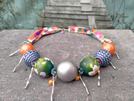 Korte flower power ketting in retro look