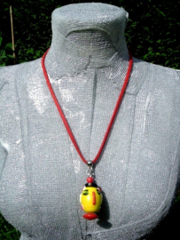 Kinderketting met suede veter en geel keramieke kraal.