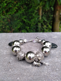 Zware kwaliteit metalen armband met bewerkte metallook kralen