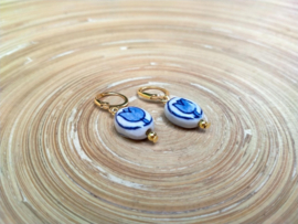 Delfts blauwe oorbellen met keramiek tulp kralen