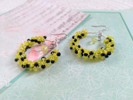 Rocailles oorringen geel/zwart