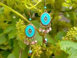 Bruin/turquoise oorbellen van facet geslepen glas bicones