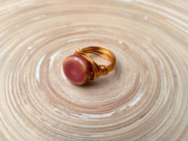 Koperkleurige ring met  een kraal van keramiek. Ringmaat 16.5