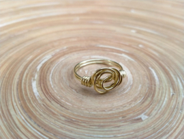 Grof gedraaide copper wire ring in goudtint. Ringmaat 19
