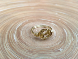 Gedraaide copper wire ring in goudtint groot. Ringmaat 19