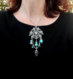 Korte zwart en turquoise ketting met ornament aan fijn jasseron