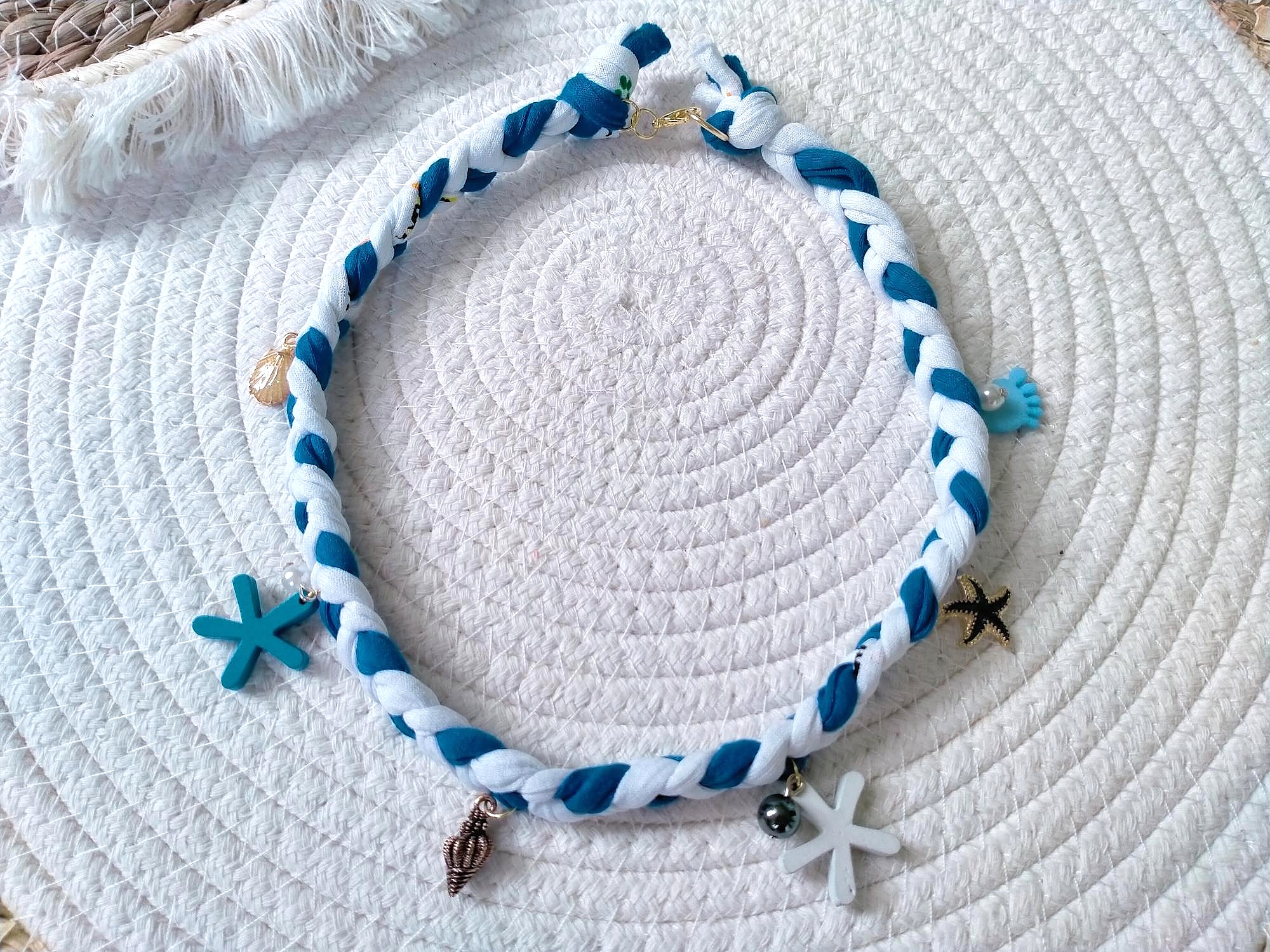 Wit met marineblauwe Bandana