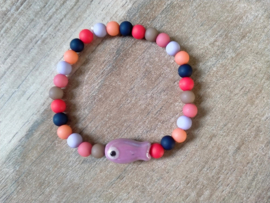 Trendy armbandje met lila viskraal van keramiek