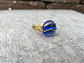 Copperwire ring met diepblauwe zilverfoil glaskraal. ringmaat 18.5