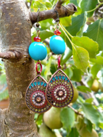 Turquoise Tibetaanse oorbellen met keramiek en chainmail