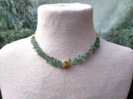 Korte groene choker met splitkralen en fijn goudkleurig kettinkje