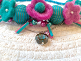 Turquoise met paarse vilten ketting