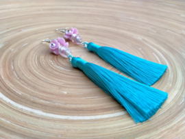Lange blauwe oorbellen met roze bloemkapjes
