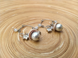 Creolen met schelphoedjes en glasparels