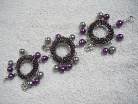 Paarse glasparel armband met geoliede rocailles