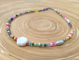 Choker met witte Tsjechische geperste Hawaiiaanse glazen bloemkraal