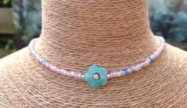 Pastelkleurige kinderketting met turquoise bloemkraal