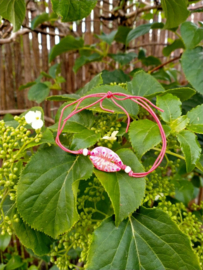 Rood enkelbandje en kauri schelpje