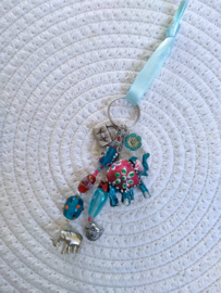 Turquoise tashanger of tassel met houten olifant