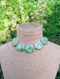 Platte groen en gouden Kazuri ketting