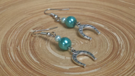 Turquoise glasparel oorbellen met hoefijzer bedeltjes in meer kleuren leverbaar!