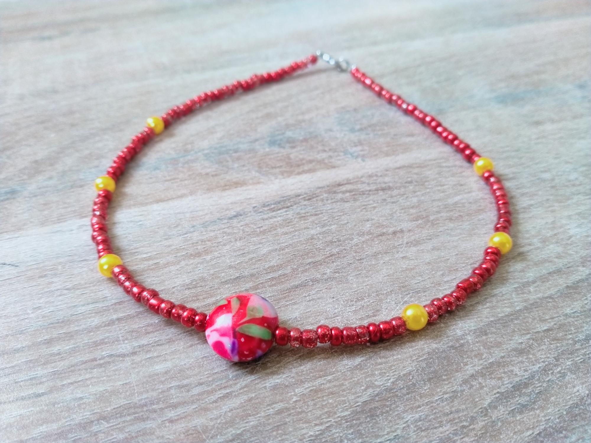 Rode Choker met gele acryl kraaltje