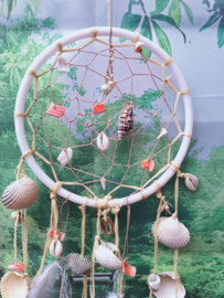 Schelpen dromenvanger aan raffia