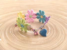 Gekleurd kinderarmbandje van bloemlint met houten kraaltjes
